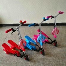 新款双踏车踏板车 儿童音乐闪光滑板车 三轮双翼车