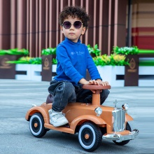 新款宝宝遥控玩具老爷车可坐人4轮汽车电瓶驱动12v 儿童电动车