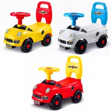 有趣的孩子驾驶迷你汽车 儿童电动乘坐玩具汽车 儿童滑行车