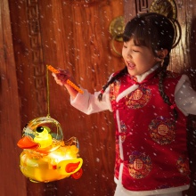 抖音儿童电动发光玩具摇摆鸭子夜市地摊透明万向声光音乐