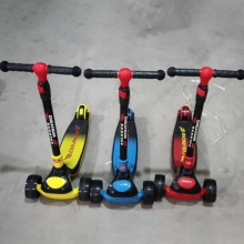 儿童滑板车加大童音乐灯光小孩宽轮单脚滑滑车男女宝宝溜溜车