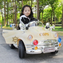 儿童复古电动车四轮摇摆童车警车遥控汽车宝宝车可坐人老爷车