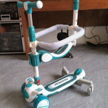 推把儿童滑板车可坐四合一塑料闪发光三四轮踏板车可折叠滑板