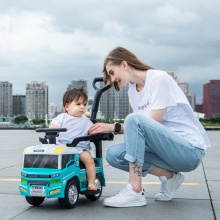新款儿童电动车滑行车小孩扭扭车带护栏推把1-8岁宝宝遛娃神器